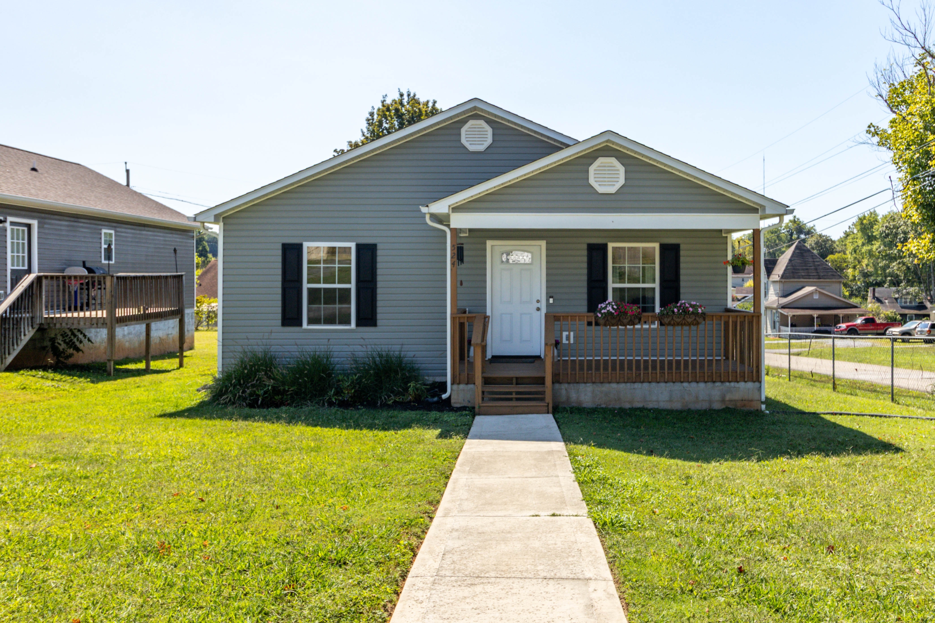 524 Midlake Drive Northeast
